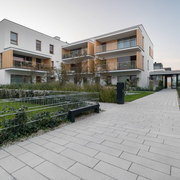 Kostka brukowa przy Apartamentowcach Marymont