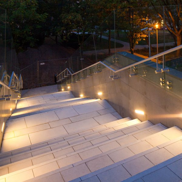 Warszawski Cynamonowy Dom w kostce brukowej firmy Certus